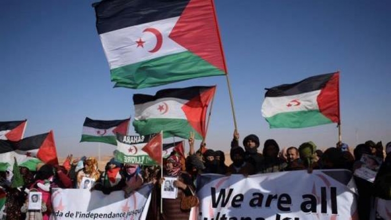 Miles de saharauis se manifestaron en el campo de refugiados de Rabuni contra la represión policial marroquí.