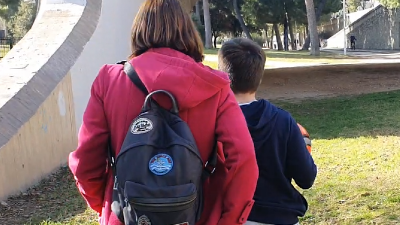 Encarna y Marco paseando por el jardín del río Turia en València.