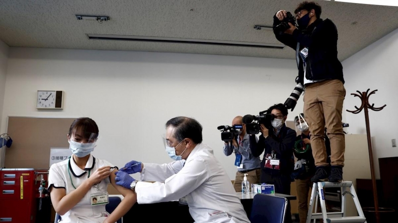 Una sanitaria recibe la vacuna contra la covid en el primer día de vacunación en Japón.