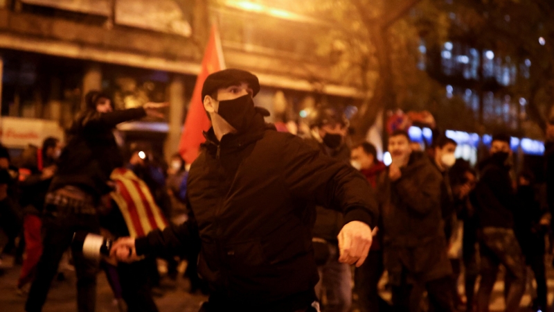 Partidarios del cantante de rap catalán Pablo Hasel participan en una protesta contra su arresto