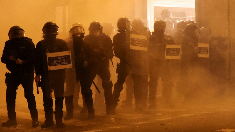 Agentes de policía de los Mossos d'Esquadra montan guardia durante una protesta en apoyo del cantante de rap catalán Pablo Hasel