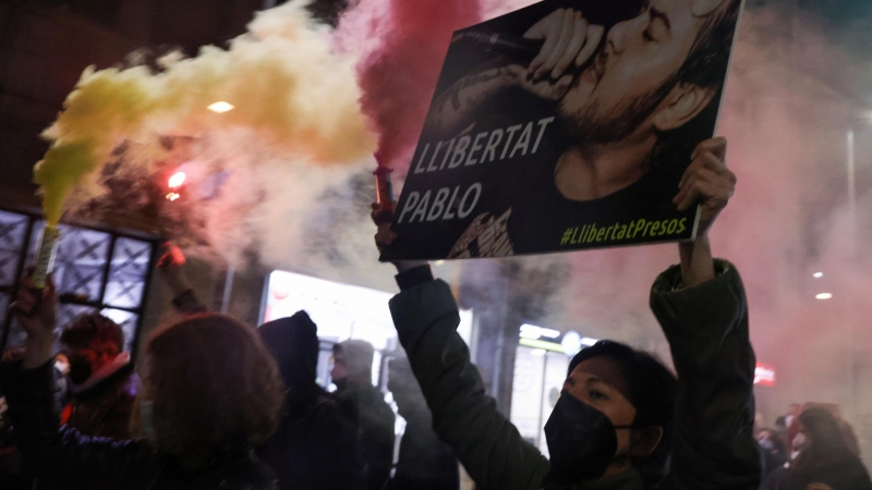 Un partidario del cantante de rap catalán Pablo Hasel sostiene un cartel durante una protesta contra su arresto