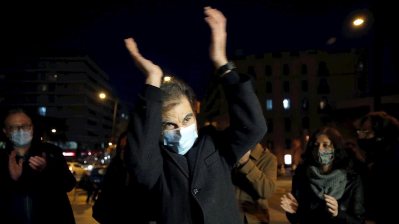 El presidente de Òmnium, Jordi Cuixart, atiende a los medios este martes en Barcelona durante una concentración en apoyo a Pablo Hasel