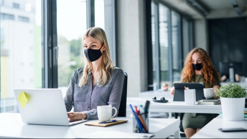 La pandemia agrava las dificultades de los jóvenes para encontrar empleo, según un estudio de Santander