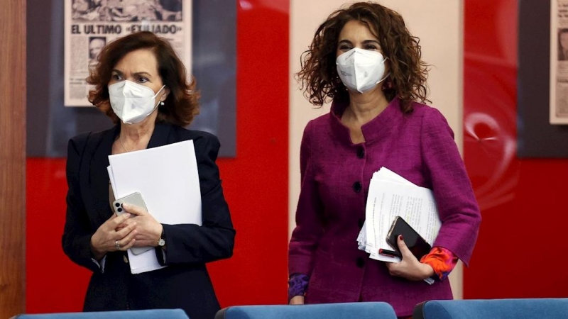 La vicepresidenta primera del Gobierno, Carmen Calvo, y la ministra de Hacienda y portavoz, María Jesús Montero, a su llegada a la rueda de prensa tras la reunión del Consejo de Gobierno, en el Palacio de la Moncloa. EFE/Chema Moya