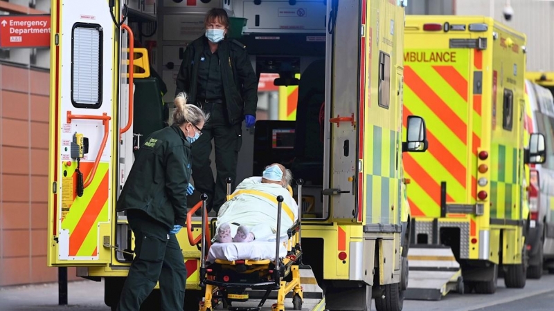 Trasladan a una paciente desde una ambulancia al interior del hospital Royal London, en Londres.