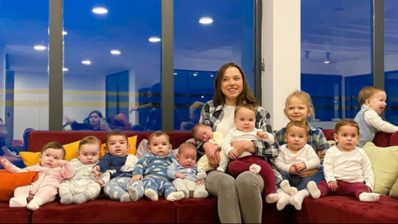 Christina posa con sus 11 hijos.