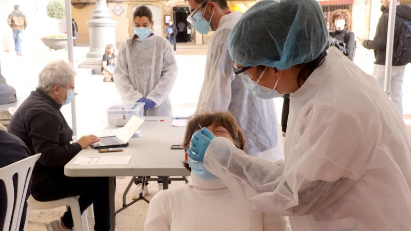 Una dona fent-se un test d'antígens a la carpa situada davant l'Ajuntament de Tarragona en el cribratge per al personal municipal que ha de participar en el procés electoral del 14-F.