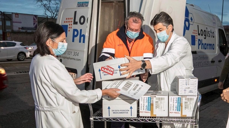 Personal del Servicio de Farmacia del Hospital Clínico Universitario de Zaragoza reciben dosis de la vacuna de AstraZeneca.