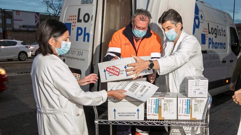 Personal del Servicio de Farmacia del Hospital Clínico Universitario de Zaragoza reciben dosis de la vacuna de AstraZeneca.