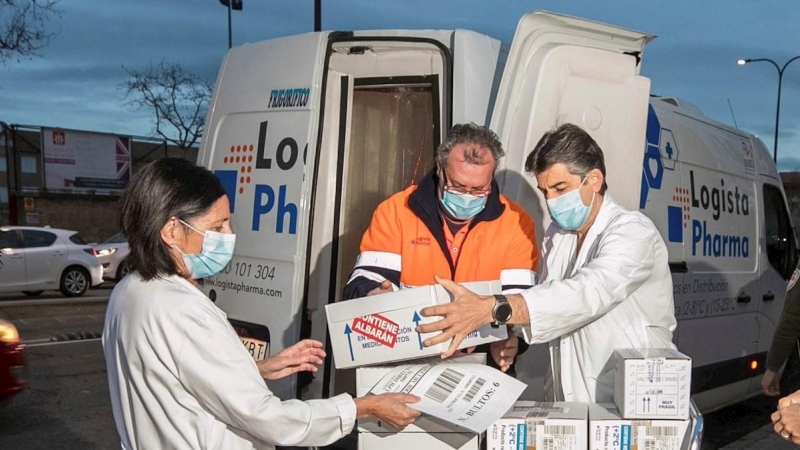 Personal del Servicio de Farmacia del Hospital Clínico Universitario de Zaragoza reciben dosis de la vacuna de AstraZeneca.