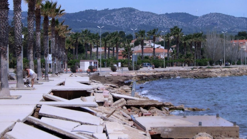 Imatge d'arxiu de les destrosses del temporal Glòria al passeig marítim de l’Arenal, a l’Ampolla.