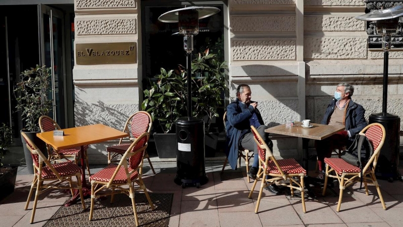 Varias personas en una terraza de una cafetería en Madrid.