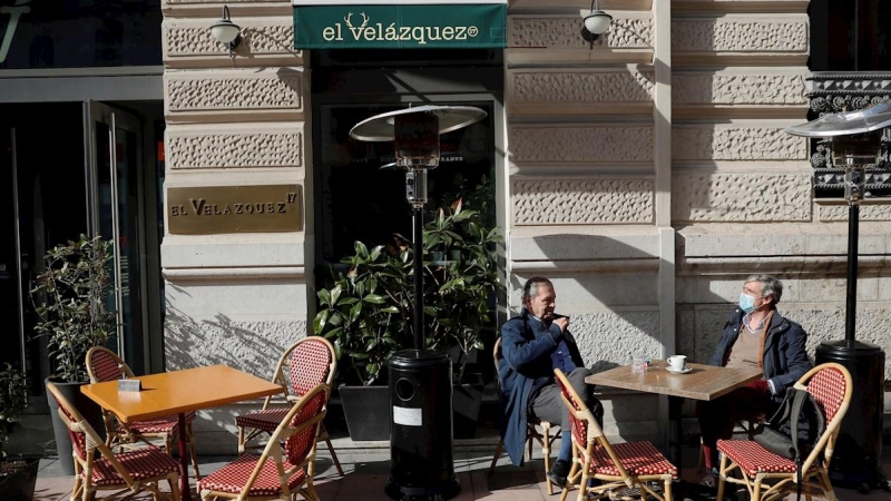 Varias personas en una terraza de una cafetería en Madrid.