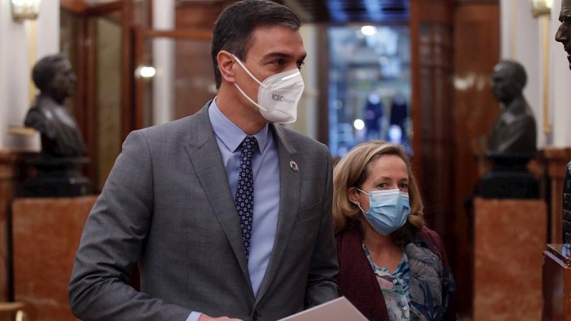 El presidente del Gobierno, Pedro Sánchez, entra acompañado de la vicepresidenta de Asuntos Económicos, Nadia Calviño, en el Congreso de los Diputados para asistir a una nueva sesión de control. EFE/Juan Carlos Hidalgo