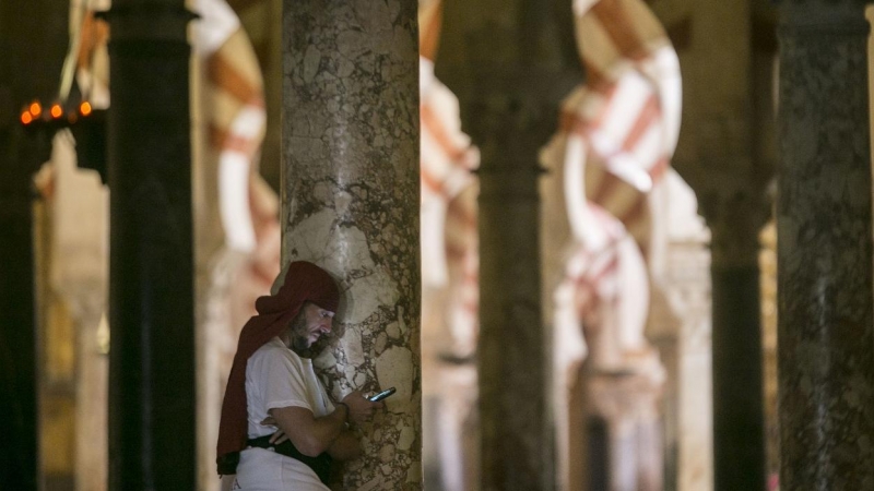 Un miembro de una cofradía antes de procesionar en Semana Santa, en el interior de la Mezquita de Córdoba. E.P.