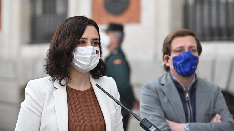 La presidenta de la Comunidad de Madrid, Isabel Díaz Ayuso (i), realiza declaraciones junto al alcalde de Madrid, José Luis Martínez-Almeida (d), este jueves, al recorrer la zona de la Puerta de Sol tras los disturbios de la noche del miércoles en una ma