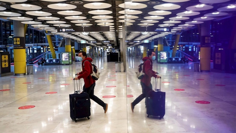 Un pasajero cruza una de las salas del Aeropuerto Adolfo Suárez Madrid-Barajas. EFE/Emilio Naranjo