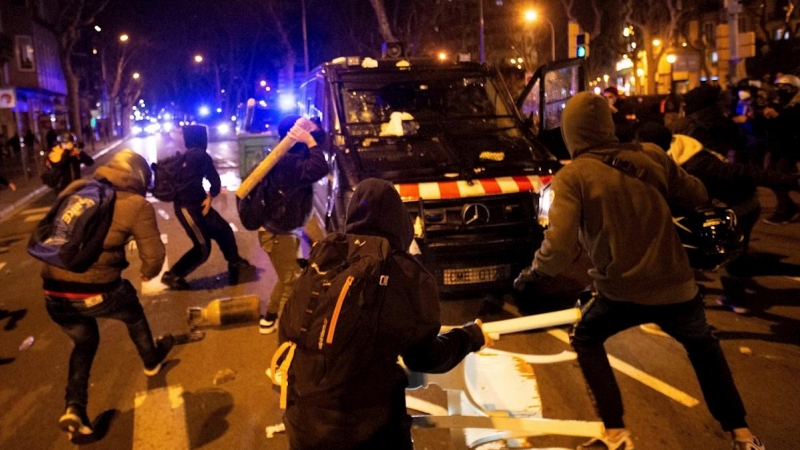 Varios manifestantes lanzan objetos a un vehículo de los cuerpos antidisturbios tras la manifestación de protesta por la detención del rapero Pablo Hasel este miércoles en Barcelona.