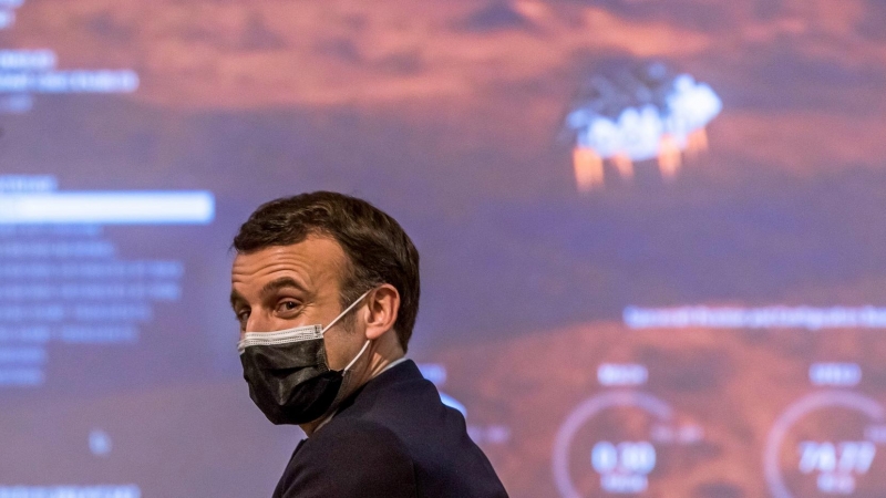 Emmanuel Macron observando atentamente la llegada del rover 'Perseverance' a Marte.