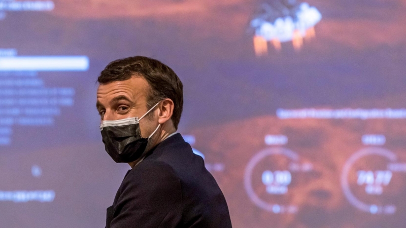 Emmanuel Macron observando atentamente la llegada del rover 'Perseverance' a Marte.