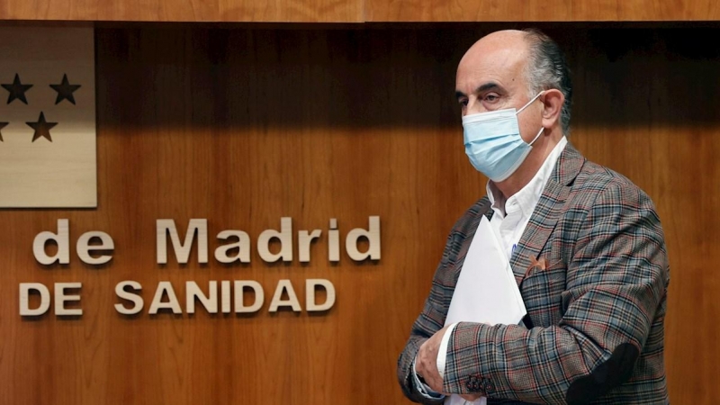 El viceconsejero de Salud Pública y Plan COVID-19 de la Comunidad de Madrid, Antonio Zapatero (i), a su llegada a una rueda de prensa para ofrecer la información sobre la situación epidemiológica y asistencial en la región por coronavirus.