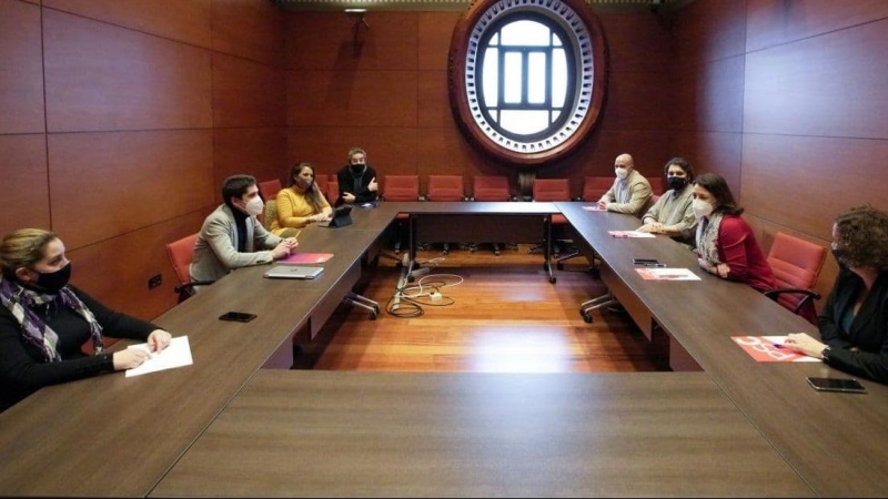 Imatge de la primera reunió entre PSC i els comuns.