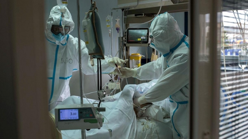 Trabajadores sanitarios atienden a un paciente con coronavirus en la UCI del Hospital Cosaga de Ourense.