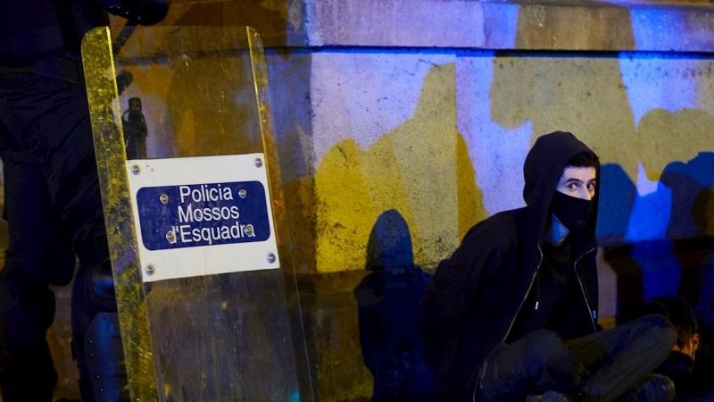 18/02/2021.- Uno de los detenidos por agentes de los Mossos en las protestas por el encarcelamiento del rapero Pablo Hasél.