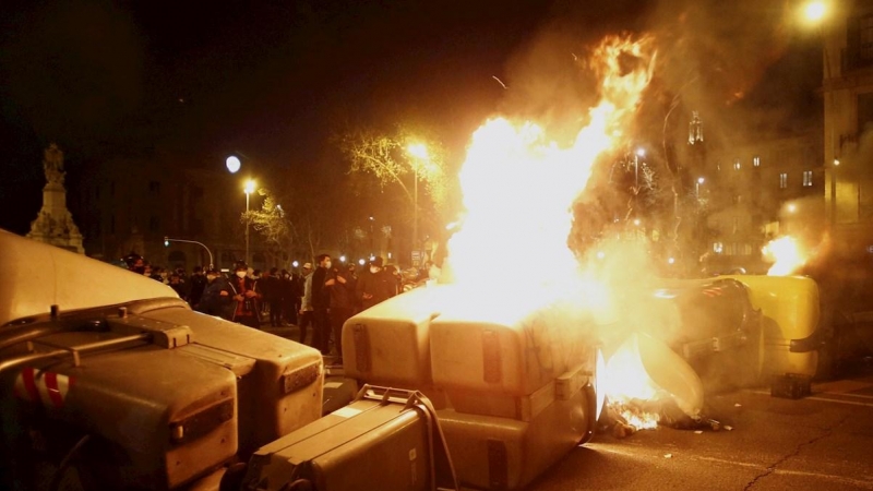 Aspecto de manifestación de viernes, en Barcelona, tras la cuarta noche de protestas por la detención del rapero Pablo Hasél.