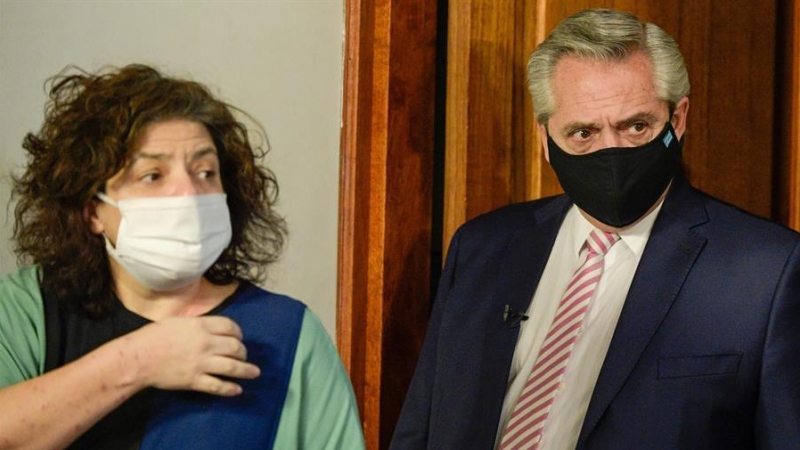 19/02/2021.- Fotografía de archivo fechada el 12 de agosto de 2020 de Carla Bizzotti (i) nueva ministra de Salud de la Argentina junto al Presidente Alberto Fernández.