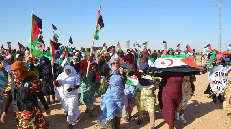 Miles de saharauis se manifiestan en el campo de refugiados de Rabuni para apoyar a la activista Sultana Khaya. - EFE