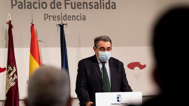 El consejero de sanidad, Jesus Fernandez Sanz, anuncia las medidas adoptadas en el Consejo de Gobierno extraordinario. - EFE