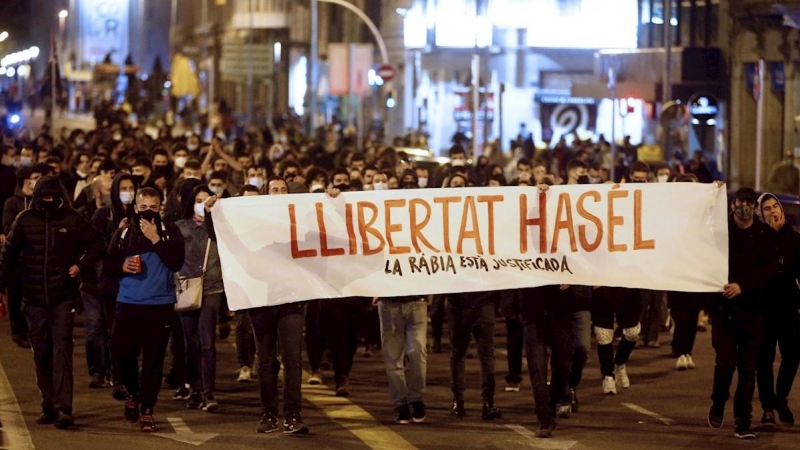 Capçalera de la manifestació d'aquest dissabte a Barcelona en contra de l'empresonament de Pablo Hasél.