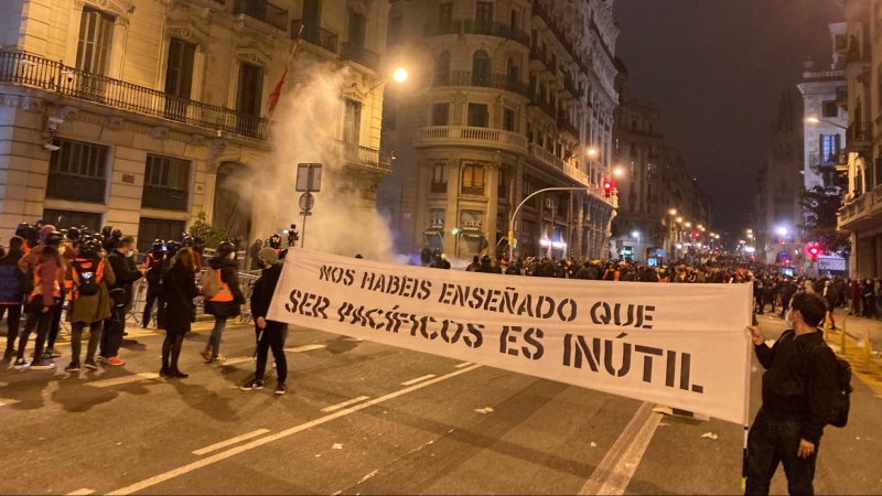 Una pancarta a la Via Laietana durant la protesta per l'empresonament de Pablo Hasél d'aquest diumenge.