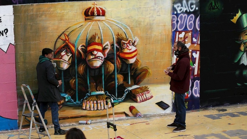 Un grupo de grafiteros se ha concentrado este domingo ante un muro de los Jardines de les Tres Xemeneies de Barcelona para pintarlo en solidaridad con Pablo Hasel y contra la censura.