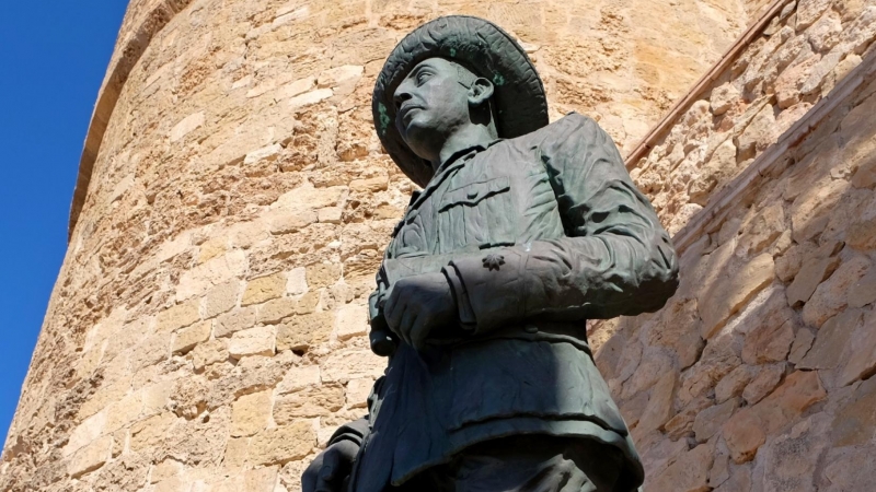 La estatua de Francisco Franco en Melilla, la última que queda en una vía pública española, en Melilla