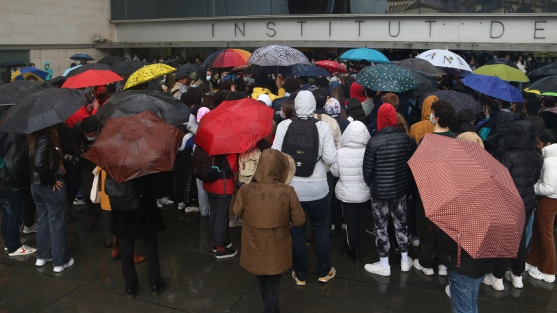 Concentració d'alumnes i exalumnes de l'Institut del Teatre a la porta del centre per denunciar els presumptes casos d'abús de poder i assetjament