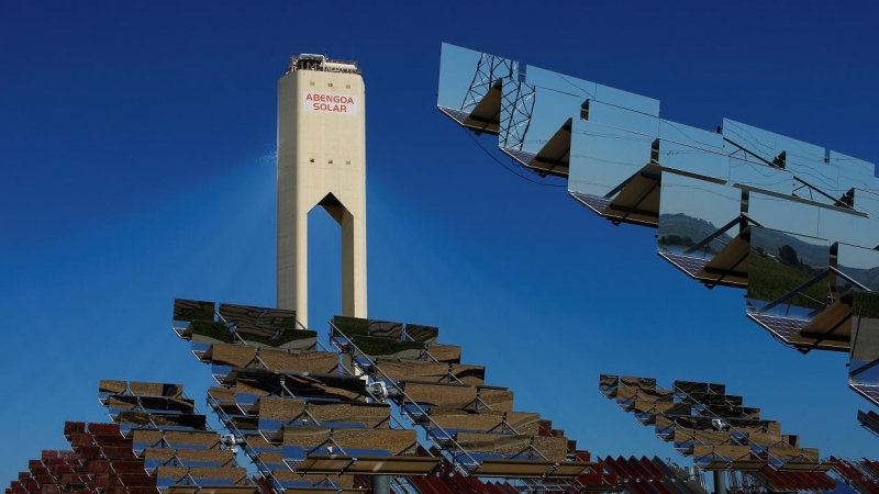 La torres y los paneles solares de la planta Solucar, de Abengoa, en la localidad de Sanlucar la Mayor, cerca de Sevilla. REUTERS/Marcelo del Pozo
