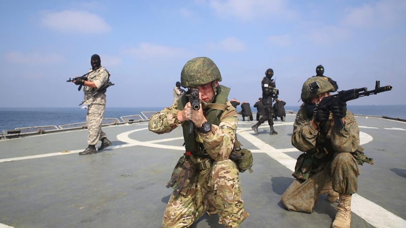 Miembros de la armada rusa e iraní participan en un ejercicio naval en el océano índico.