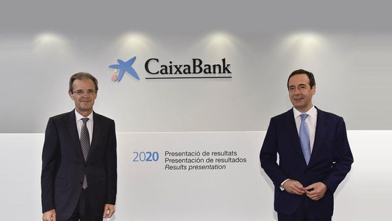 El presidente de CaixaBank, Jordi Gual (i), y el consejero delegado de la entidad, Gonzalo Gortázar, en la presentación de resultados de 2020.