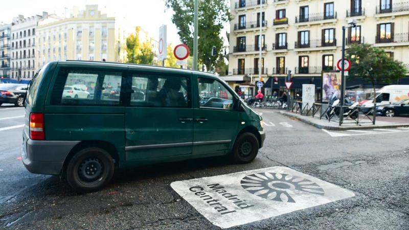 Una circula sobre el logotipo de Madrid Central, la zona de bajas emisiones diseñada por el anterior Gobierno de Manuela Carmena.