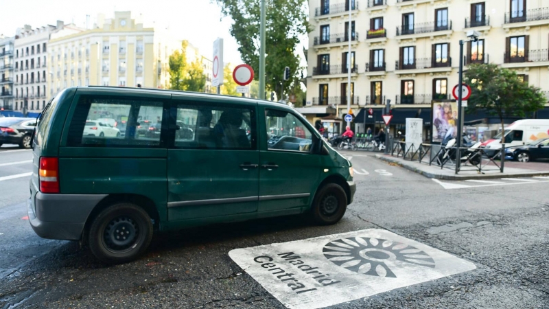 Una circula sobre el logotipo de Madrid Central, la zona de bajas emisiones diseñada por el anterior Gobierno de Manuela Carmena.