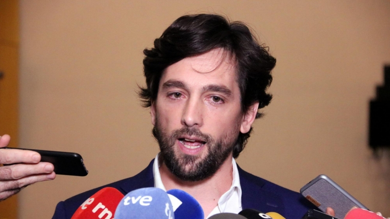 El president del comitè d'Afers Legals de l'Eurocambra, Adrián Vázquez, anunciant el resultat de la votació sobre el suplicatori contra Puigdemont, Comín i Ponsatí.