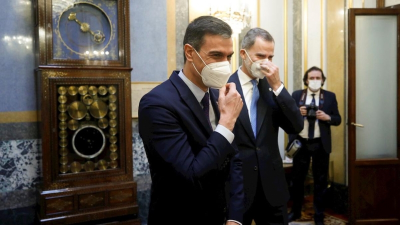 23/02/2021.- El rey Felipe VI (d) y el presidente del Gobierno, Pedro Sánchez (i) en el Salón de los pasos perdidos del Congreso de los Diputados este martes en el acto celebrado con motivo del 40 aniversario del 23F. EFE/Emilio Naranjo