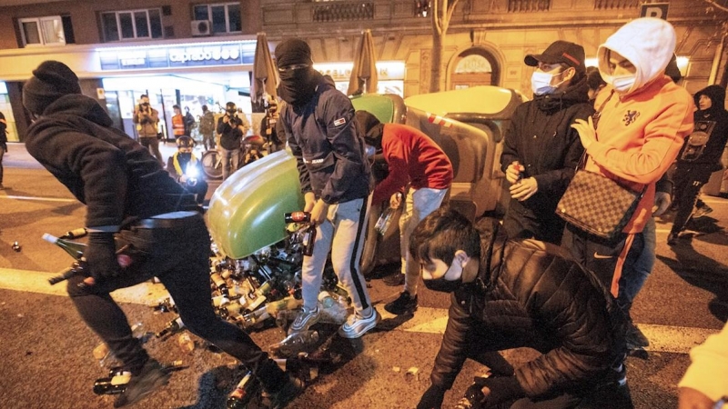 Manifestantes se disponen a lanzar botellas a la policía durante la protesta contra la detención y prisión del rapero Pablo Hasel,