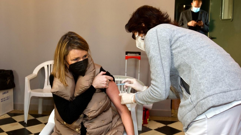 Una professional farmacèutica rebent una de les primeres vacunes d'AstraZeneca al punt de vacunació del Casal de Roquetes, el 10 de febrer de 2021.
