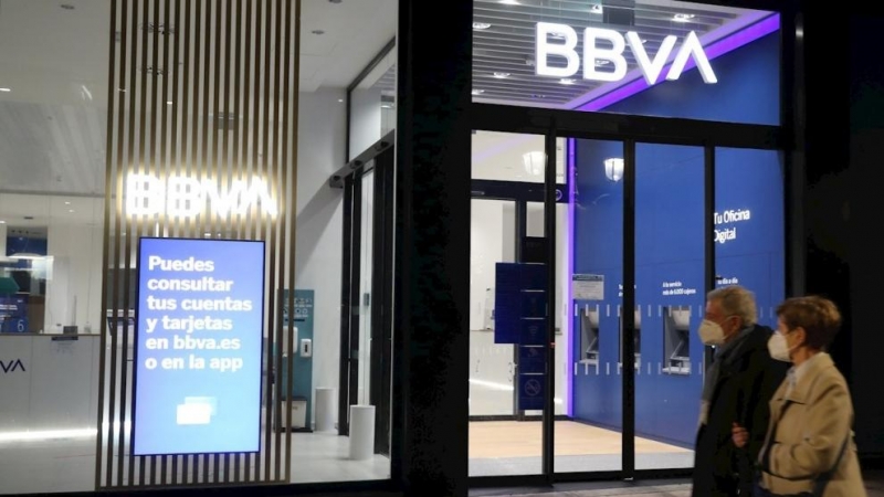 Una pareja pasa frente a una oficina del BBVA, en Bilbao.