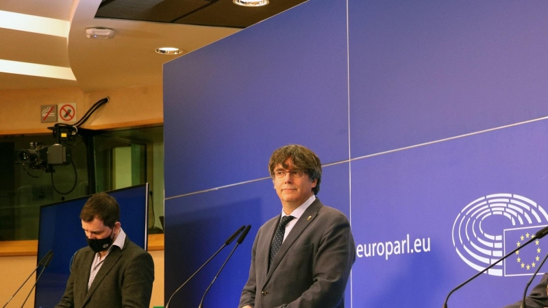 Els eurodiputats de JxCat Carles Puigdemont, Toni Comín i Clara Ponsatí durant la roda de premsa a l'Eurocambra.