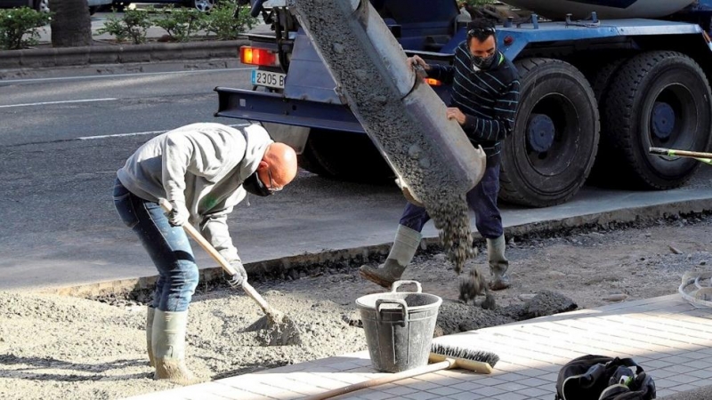 Dos trabajadores en una obra en Las Palmas de Gran Canaria.